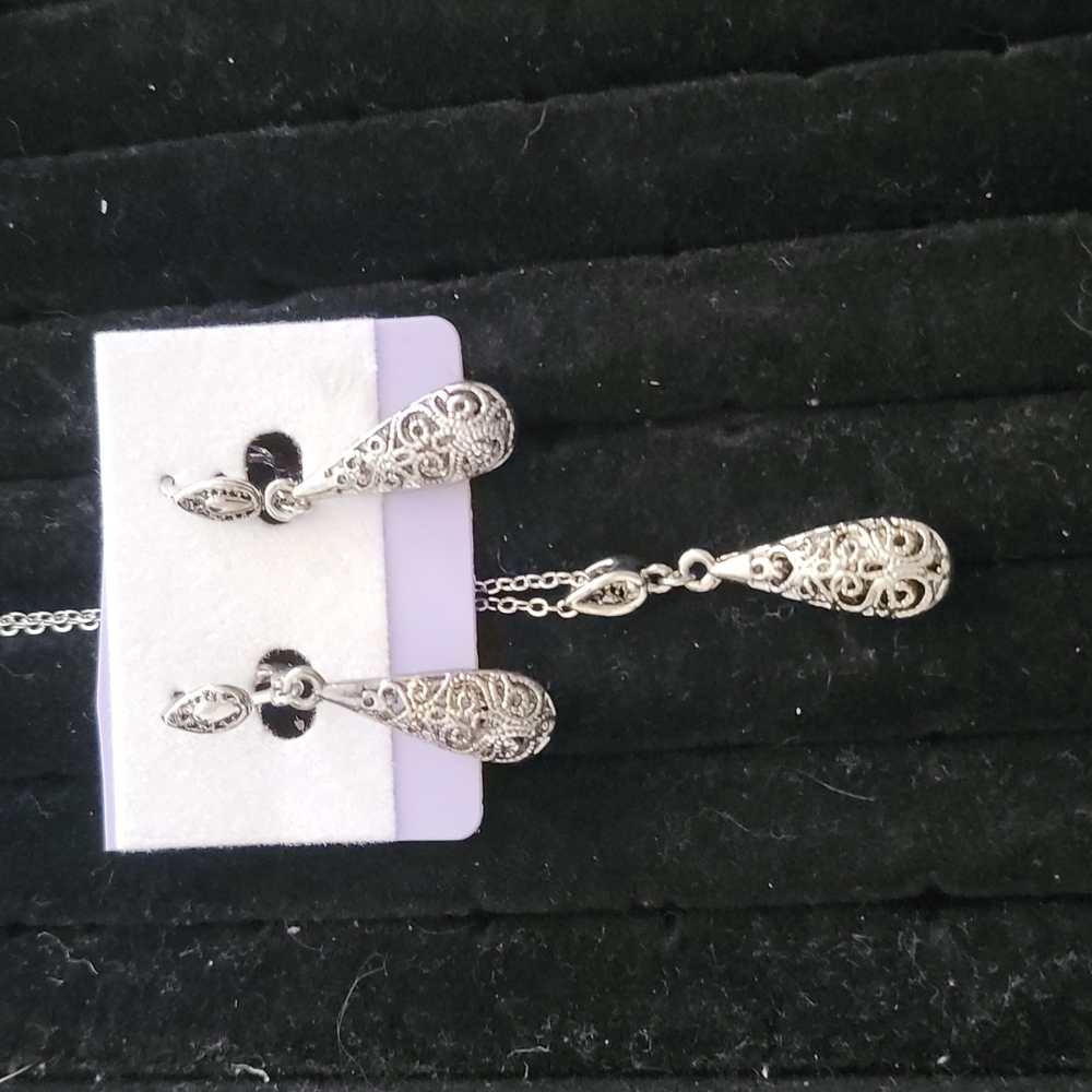 Necklace and earring set